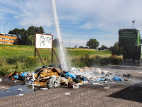 Voorbijgangers wijzen chauffeur op rokende vuilniswagen Noordpark Zwijndrecht