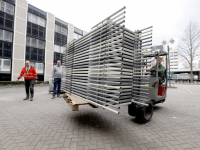 Eerste bedden en kussens en dekens binnen voor vluchtelingen Crown Point Dordrechtg