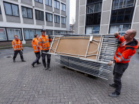 Eerste bedden en kussens en dekens binnen voor vluchtelingen Crown Point Dordrechtg