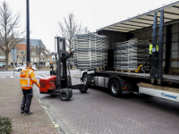 Eerste bedden en kussens en dekens binnen voor vluchtelingen Crown Point Dordrechtg