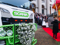 Vrachtwagen als trouwvervoersmiddel stadhuis Dordrecht