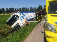 Vrachtwagen belandt in sloot