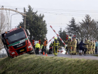 Vrachtwagen dreigt van de dijk te rollen Wieldrechtse Zeedijk Dordrecht