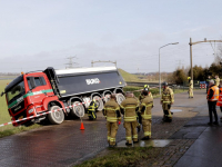 Vrachtwagen dreigt van de dijk te rollen Wieldrechtse Zeedijk Dordrecht
