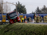 Vrachtwagen dreigt van de dijk te rollen Wieldrechtse Zeedijk Dordrecht