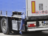 Vrachtwagen in botsing met goederentrein Dordrecht