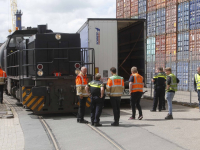 Vrachtwagen in botsing met goederentrein Dordrecht