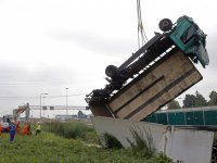 Vrachtwagen in sloot naast A15 Sliedrecht