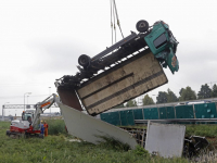 Vrachtwagen in sloot naast A15 Sliedrecht