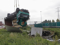 Vrachtwagen in sloot naast A15 Sliedrecht