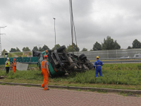 Vrachtwagen in sloot naast A15 Sliedrecht