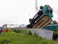 Vrachtwagen in sloot naast A15 Sliedrecht