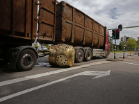 Vrachtwagen verliest loodzware vracht Laan vd Naties Dordrecht