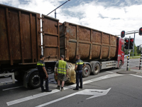 Vrachtwagen verliest loodzware vracht Laan vd Naties Dordrecht