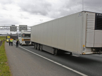 Vrachtwagen verliest oplegger op A16