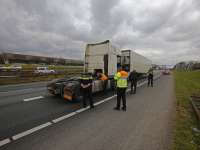 Vrachtwagen verliest oplegger op A16