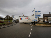Vrachtwagen verliest oplegger op rotonde