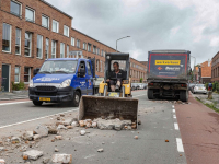 Vrachtwagen verliest puin op Eemsteynstraat Dordrecht