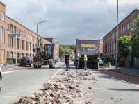 Vrachtwagen verliest puin op Eemsteynstraat Dordrecht