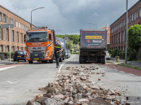 Vrachtwagen verliest puin op Eemsteynstraat Dordrecht