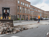 Vrachtwagen verliest puin op Eemsteynstraat Dordrecht