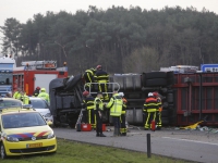 20151712-A4-ligt-vol-met-bierflesjes-na-ongeval-vrachtwagen-Bergen-op-Zoom-Tstolk-001