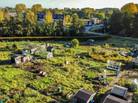 Vrijwilligers Vrije Tuinders druk met grote schoonmaak Reeweg Zuid Dordrecht