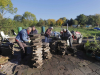 Vrijwilligers Vrije Tuinders druk met grote schoonmaak Reeweg Zuid Dordrecht