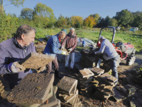 Vrijwilligers Vrije Tuinders druk met grote schoonmaak Reeweg Zuid Dordrecht