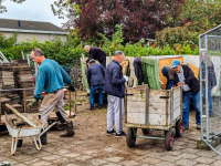 Vrijwilligers Vrije Tuinders druk met grote schoonmaak Reeweg Zuid Dordrecht