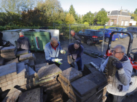 Vrijwilligers Vrije Tuinders druk met grote schoonmaak Reeweg Zuid Dordrecht