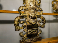 Koperen kronen en wapenschildjes tentoongesteld in grote kerk Dordrecht