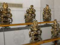 Koperen kronen en wapenschildjes tentoongesteld in grote kerk Dordrecht