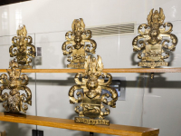 Koperen kronen en wapenschildjes tentoongesteld in grote kerk Dordrecht