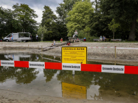 Waterspeelplek afgezet vanwege dode eenden Sterrenburgpark Dordrecht