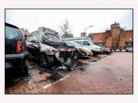 05012024-Auto-uitgebrand-op-parkeerterrein-Schoolstraat-Dordrecht-Stolkfotografie-001