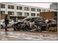 12012026-Twee-autos-volledig-uitgebrand-in-Wielwijk-piet-Heynstraat-Dordrecht-Stolkfotografie-002