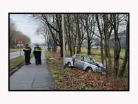 07022024-Bestuurder-botst-met-auto-tegen-boom-Munikkensteeg-Zwijndrecht-Stolkfotografie-003