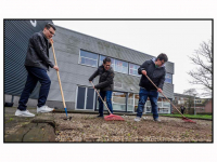 20022024-Clienten-van-Gemiva-starten-met-Jeu-de-boules-baan-netjes-te-maken-Vorrinklaan-Dordrecht-Stolkfotografie