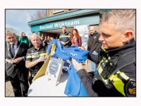 14032024-Wijkagenten-legden-7de-blauwe-tegel-voor-Sociaal-Wijkteam-Bankastraat-Dordrecht-Stolkfotografie-004