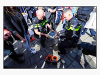 14032024-Wijkagenten-legden-7de-blauwe-tegel-voor-Sociaal-Wijkteam-Bankastraat-Dordrecht-Stolkfotografie-007