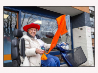 14032025-Mevrouw-Eva-Naaktgeboren-in-haar-scootmobiel-Koningstraat-Dordrecht-Stolkfotografie-003