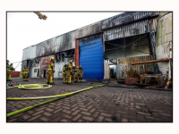 04042025-grote-uitslaande-brand-bij-metaalspuiterij-Baanhoekweg-Dordrecht-Stolkfotografie-003