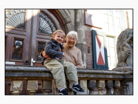 11042025-Oma-van-90-met-kleindochter-samen-naar-de-Statenschool-Dordrecht-Stolkfotografie-005