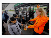 25042024-Qbuzz-viert-feest-met-oranjeBuzz-en-kroontjes-Centraal-Station-Dordrecht-Stolkfotografie-004