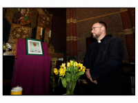 22042025-Herdenkingshoek-voor-overleden-paus-Franciscus-88-in-Kerk-De-Heilige-Antonius-van-Padua-Dordrecht-Stolkfotografie-001