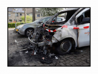 17042026-Bestelwagen-volledig-uitgebrand-aan-Bakema-erf-in-Dordrecht-Stolkfotografie-002