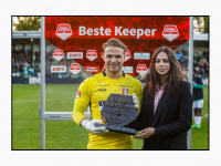 03052024-Plogmann-krijgt-Bronzen-Schild-beste-keeper-4de-periode-wedstrijd-FC-Dordrecht-Willem-II-M-scores-stadion-Dordrecht-Stolkfotografie