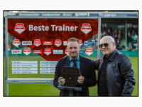 03052024 Martin Jol overhandigde trainer Santoni het Bronzen Schild beste trainer 4de periode wedstrijd FC Dordrecht - Willem II M-scores stadion Dordrecht Stolkfotografie