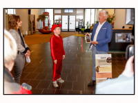 16052025-Julian-overhandigt-manifest-geef-dakloze-mensen-voorrang-op-een-woning-aan-wethouder-Van-der-Kruijff-stadskantoor-Dordrecht-Stolkfotografie